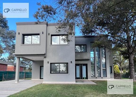 Casa · 230m² · 4 Dormitorios · 2 Cocheras