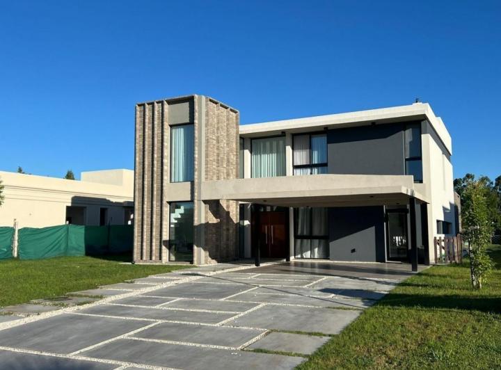 Casa · 300m² · 6 Ambientes · 2 Cocheras
