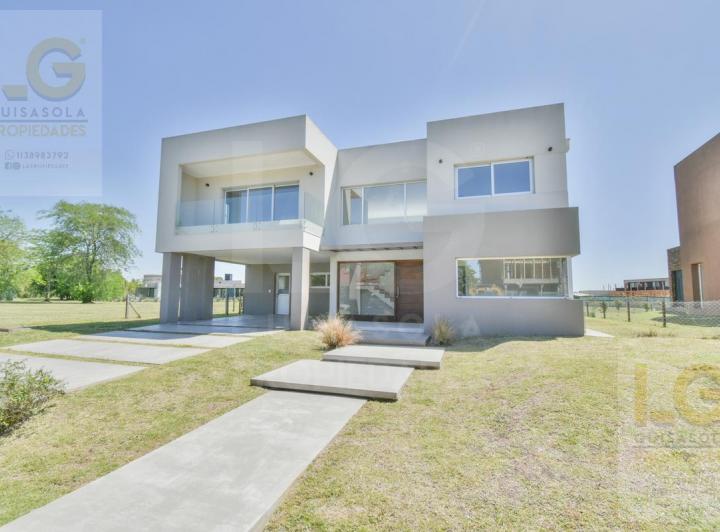 Casa · 304m² · 5 Ambientes · 2 Cocheras