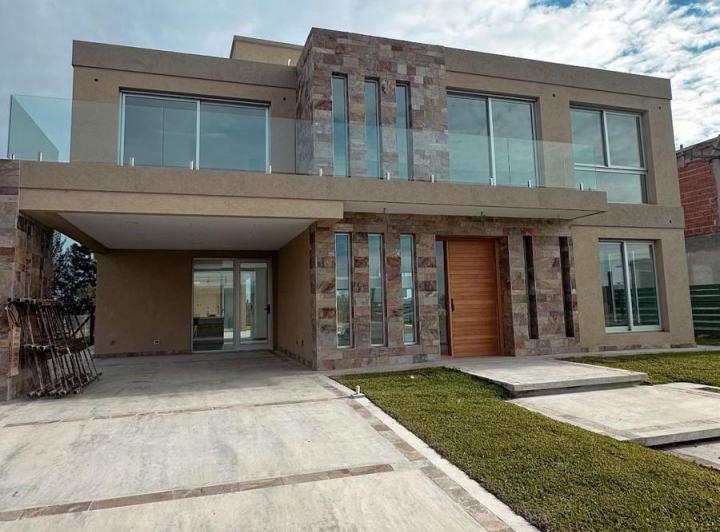 Casa · 270m² · 6 Ambientes · 4 Cocheras