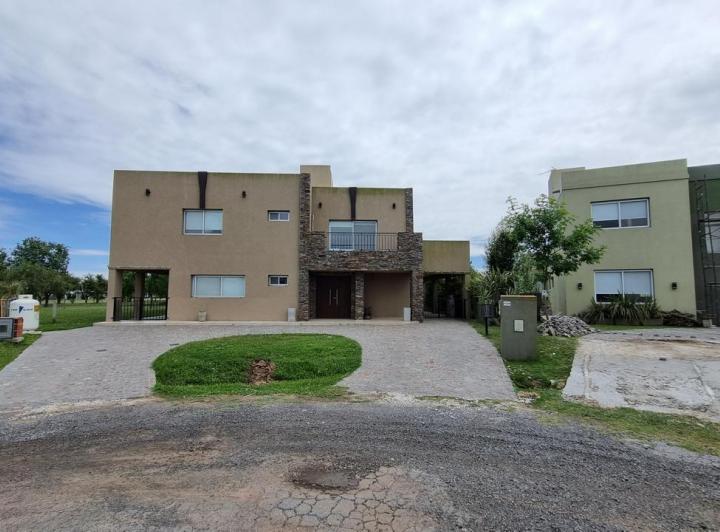 Casa · 440m² · 5 Ambientes · 4 Cocheras