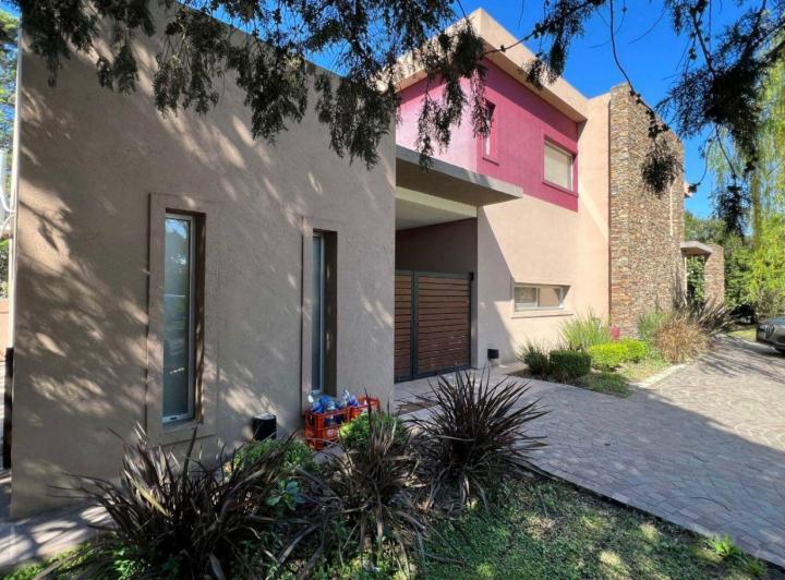 Casa · 325m² · 7 Ambientes · 1 Cochera