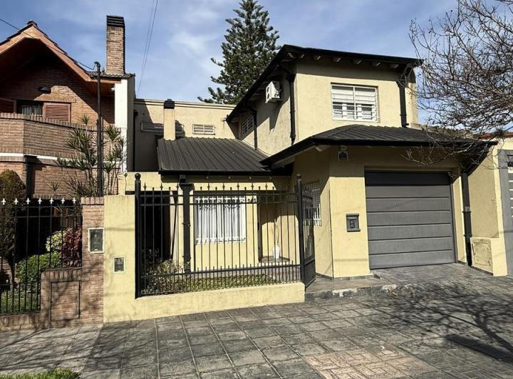 Casa · 290m² · 6 Ambientes · 2 Cocheras
