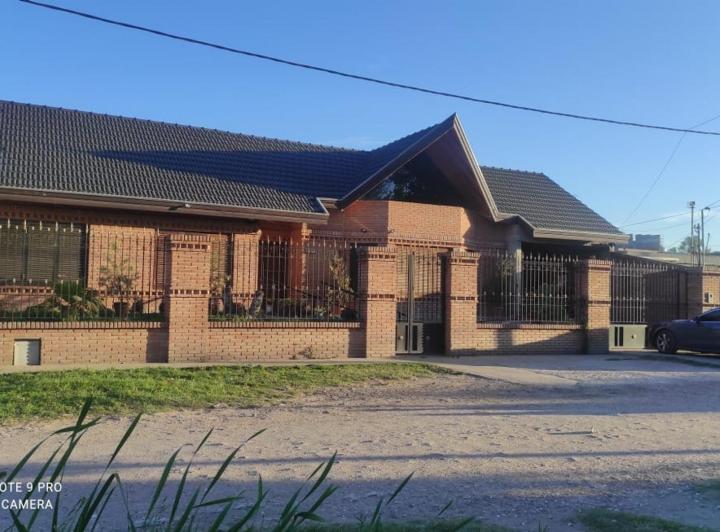 Casa · 250m² · 5 Ambientes · 2 Cocheras