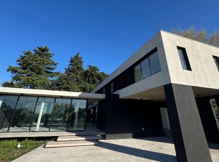 Casa · 400m² · 6 Ambientes · 8 Cocheras
