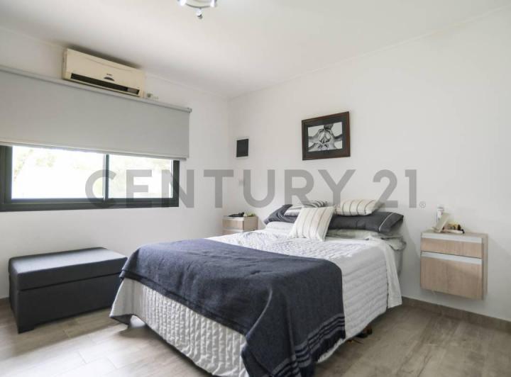 Casa · 160m² · 6 Ambientes · 3 Cocheras