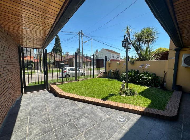 Casa · 230m² · 5 Ambientes · 2 Cocheras