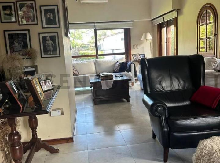 Casa · 240m² · 5 Ambientes · 3 Cocheras