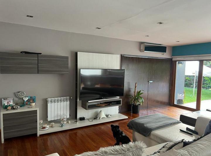 Casa · 330m² · 5 Ambientes · 1 Cochera