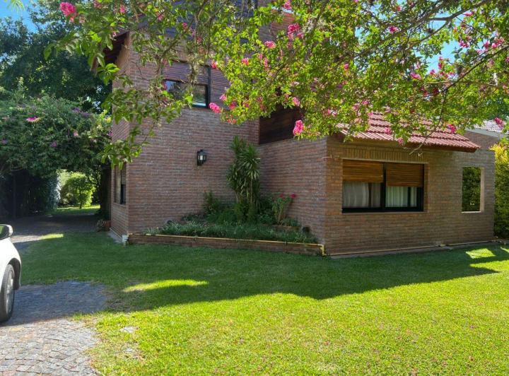 Casa · 130m² · 7 Ambientes · 2 Cocheras