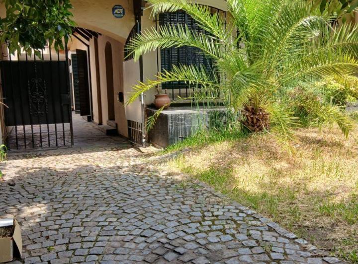 Casa · 328m² · 6 Ambientes · 1 Cochera