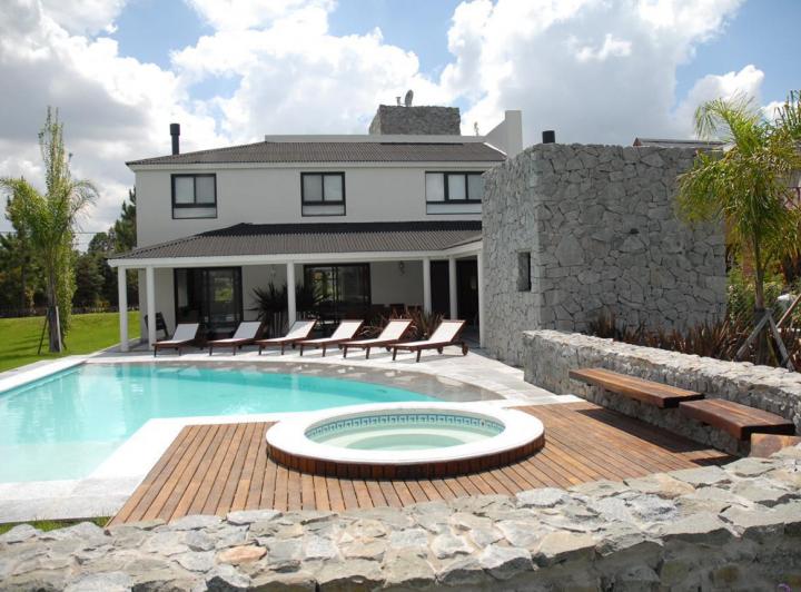 Casa · 250m² · 5 Ambientes · 4 Cocheras