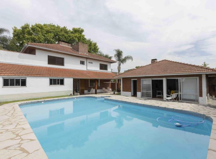 Casa · 220m² · 6 Ambientes · 2 Cocheras