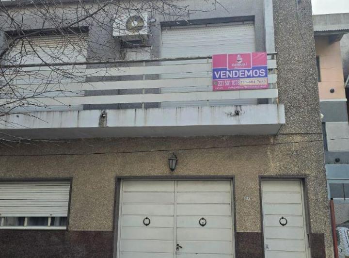 Casa · 230m² · 6 Ambientes · 1 Cochera