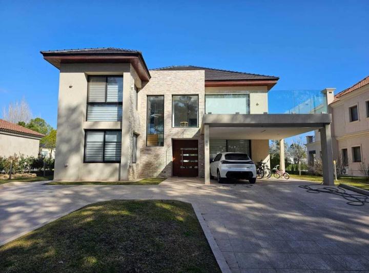 Casa · 335m² · 6 Ambientes · 2 Cocheras
