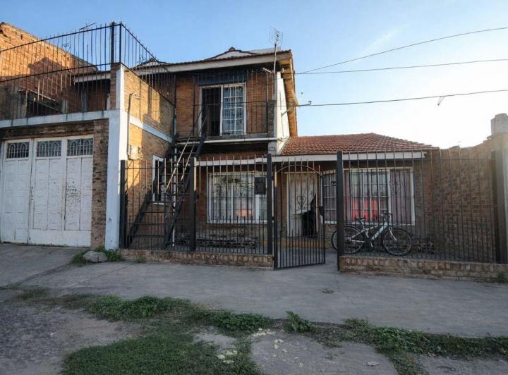 Casa · 230m² · 7 Ambientes · 3 Cocheras