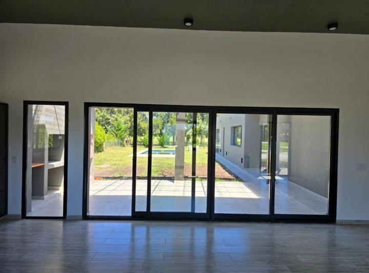 Casa · 205m² · 5 Ambientes · 2 Cocheras