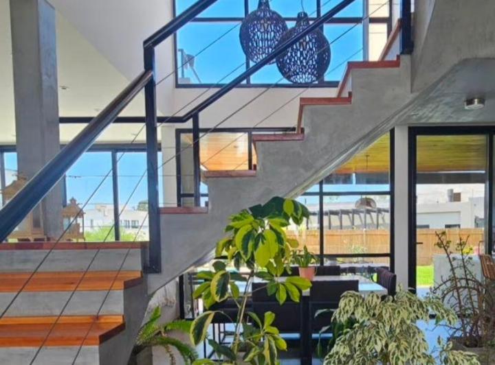 Casa · 260m² · 5 Ambientes · 2 Cocheras