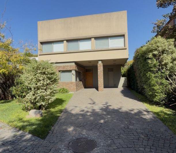 Casa · 207m² · 5 Ambientes · 2 Cocheras
