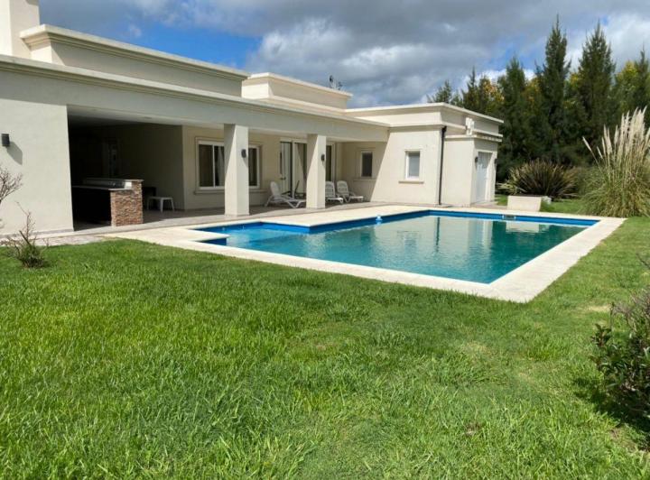 Casa · 306m² · 6 Ambientes · 11 Cocheras