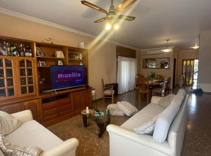 Casa · 180m² · 6 Ambientes · 2 Cocheras