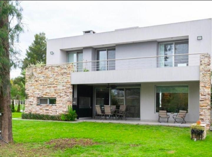 Casa · 300m² · 6 Ambientes · 1 Cochera