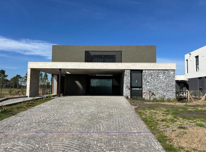 Casa · 280m² · 5 Ambientes