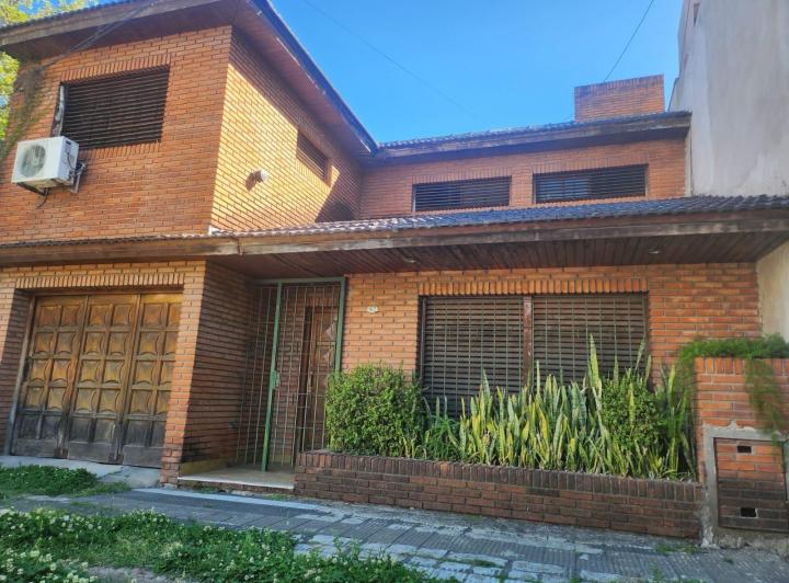 Casa · 328m² · 5 Ambientes · 1 Cochera
