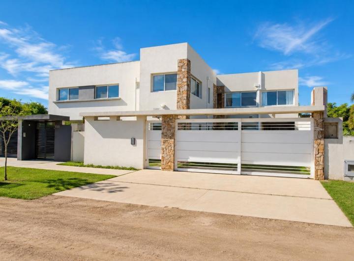 Casa · 200m² · 7 Ambientes · 4 Cocheras