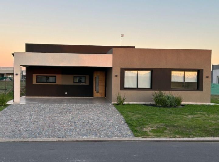 Casa · 180m² · 6 Ambientes · 2 Cocheras