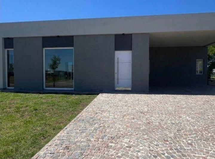 Casa · 198m² · 5 Ambientes · 2 Cocheras