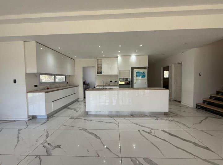 Casa · 337m² · 8 Ambientes · 2 Cocheras
