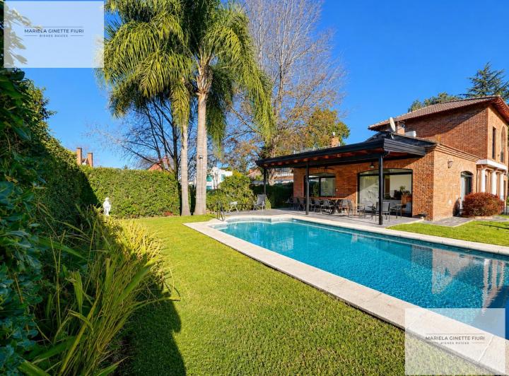 Casa · 198m² · 5 Ambientes · 4 Cocheras