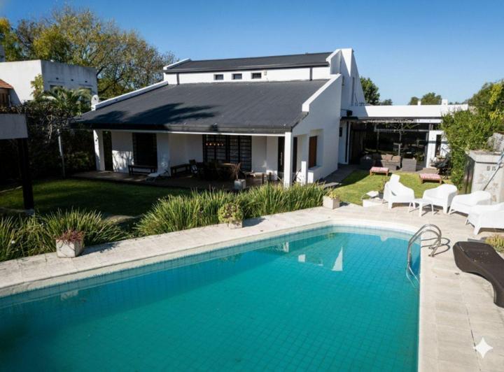 Casa · 360m² · 7 Ambientes · 3 Cocheras