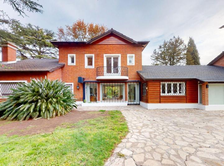 Casa · 420m² · 5 Ambientes · 2 Cocheras
