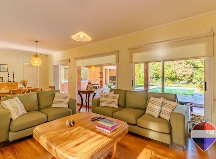 Casa · 240m² · 5 Ambientes · 1 Cochera