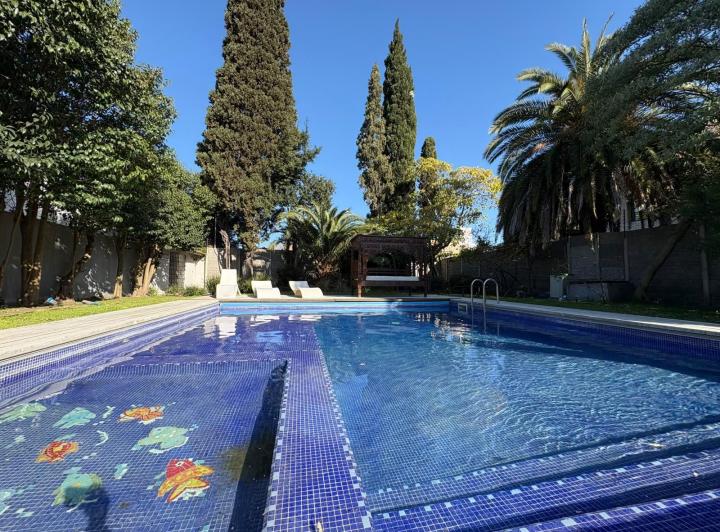 Casa · 1622m² · 5 Ambientes · 4 Cocheras