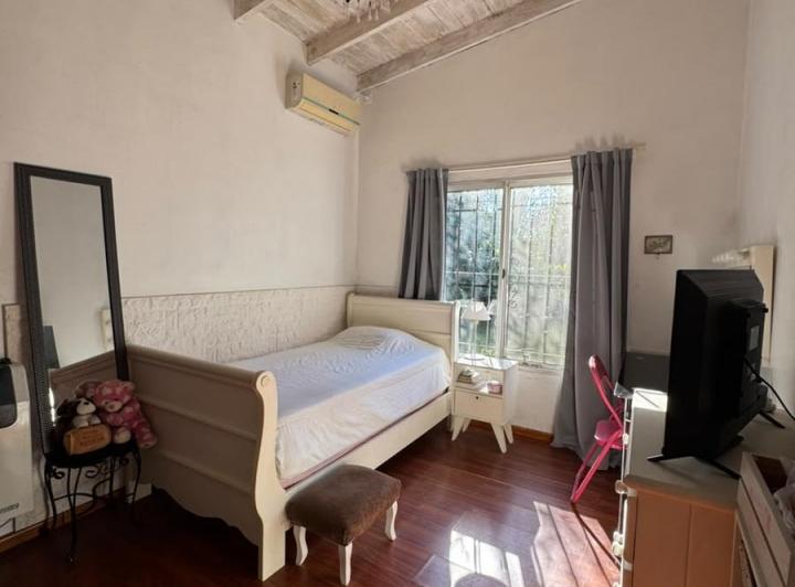 Casa · 220m² · 5 Dormitorios · 2 Cocheras