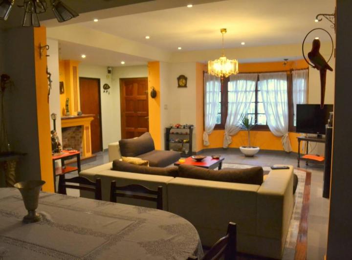 Casa · 165m² · 6 Ambientes · 2 Cocheras