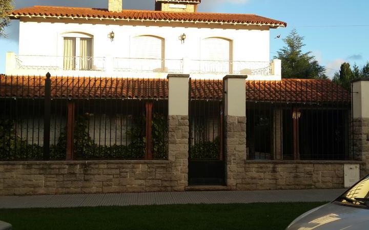 Casa · 1500m² · 6 Ambientes · 1 Cochera