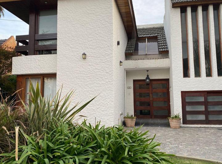 Casa · 250m² · 5 Ambientes · 1 Cochera
