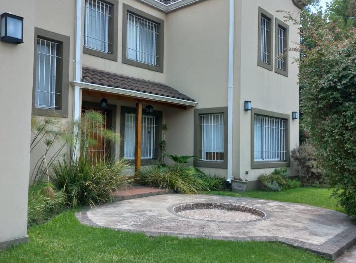 Casa · 210m² · 5 Ambientes · 1 Cochera