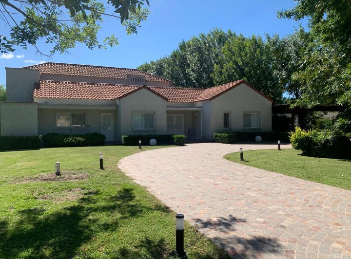 Casa · 240m² · 6 Ambientes · 2 Cocheras