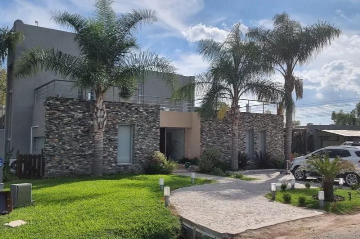 Casa · 450m² · 8 Ambientes · 4 Cocheras