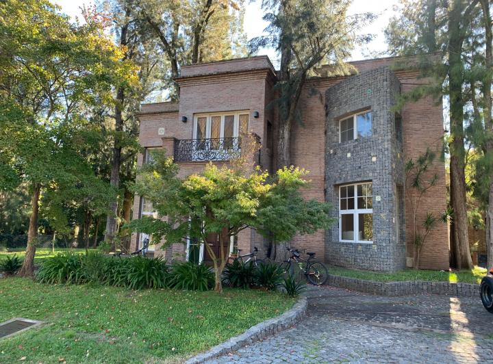 Casa · 360m² · 10 Ambientes