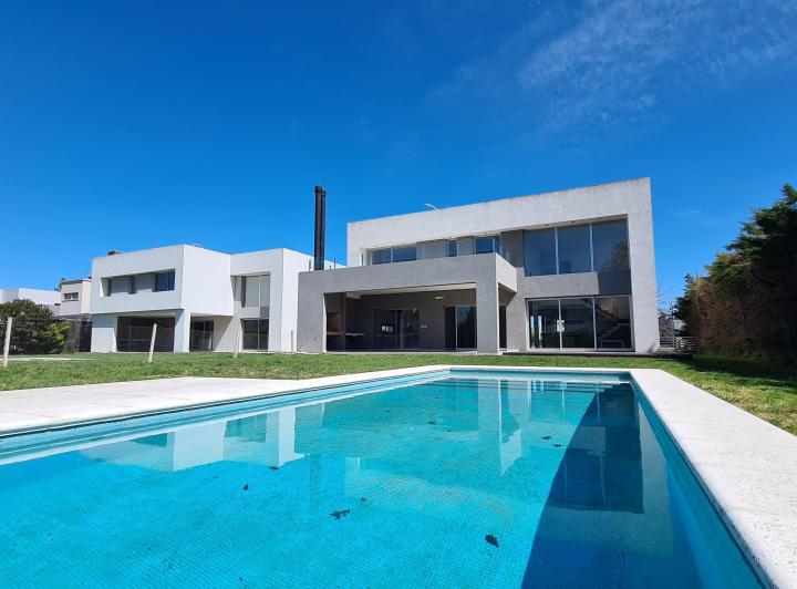 Casa · 370m² · 6 Ambientes · 1 Cochera