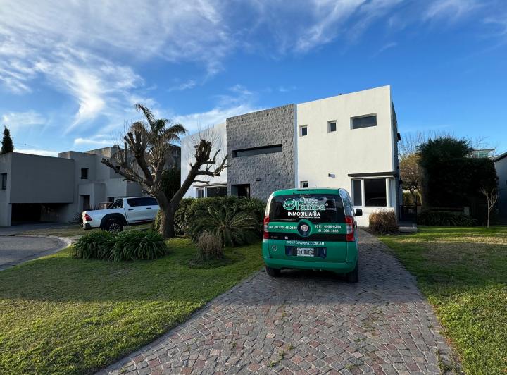 Casa · 215m² · 6 Ambientes · 1 Cochera
