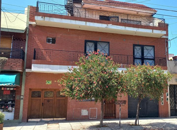 Casa · 300m² · 8 Ambientes · 1 Cochera