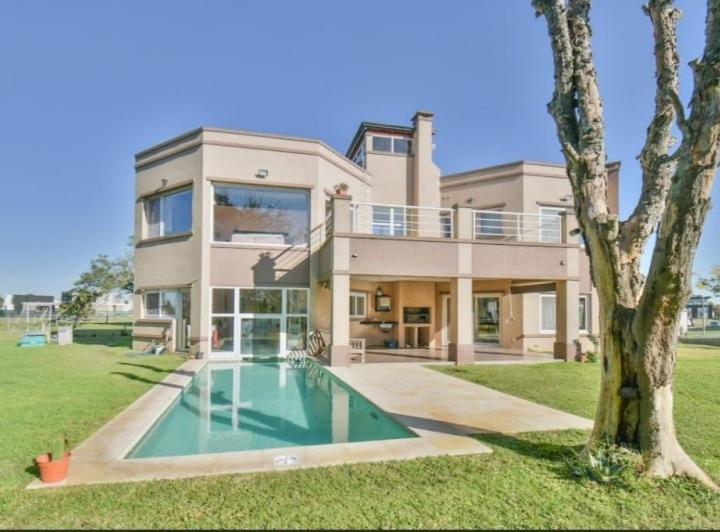 Casa · 300m² · 5 Ambientes · 1 Cochera