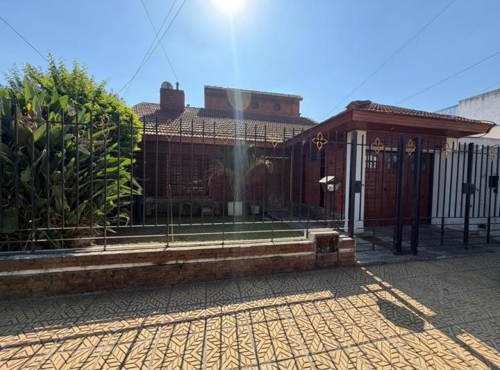 Casa · 200m² · 6 Ambientes